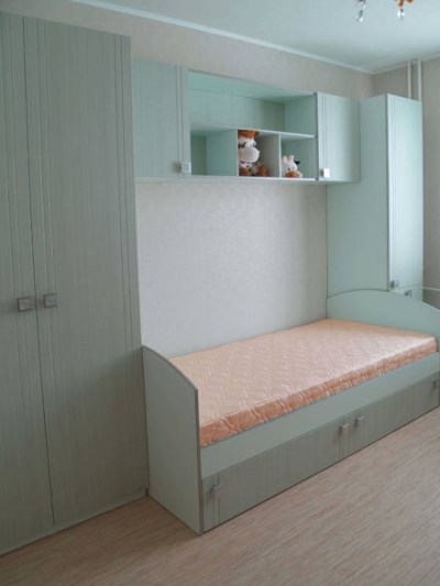 Детская комната для детей с кроватью.